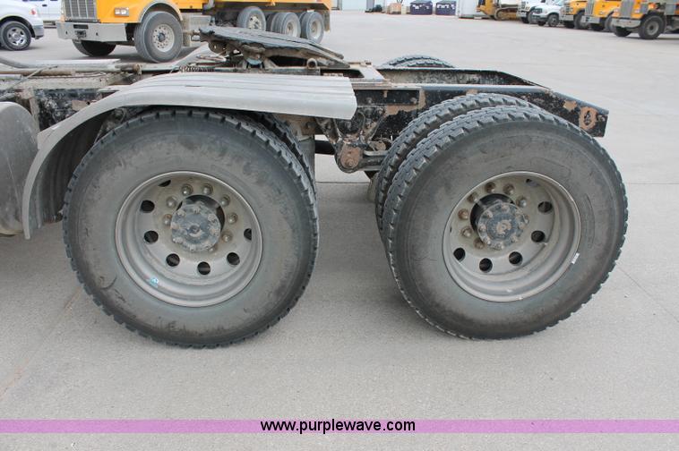 image for item D4011 2004 Mack CX613 semi truck