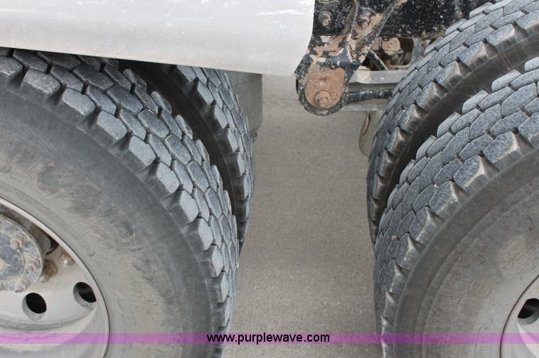 image for item D4011 2004 Mack CX613 semi truck