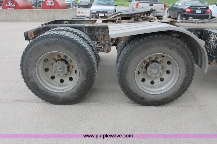 image for item D4011 2004 Mack CX613 semi truck