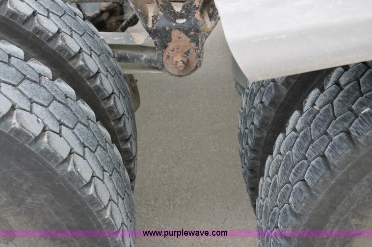 image for item D4011 2004 Mack CX613 semi truck