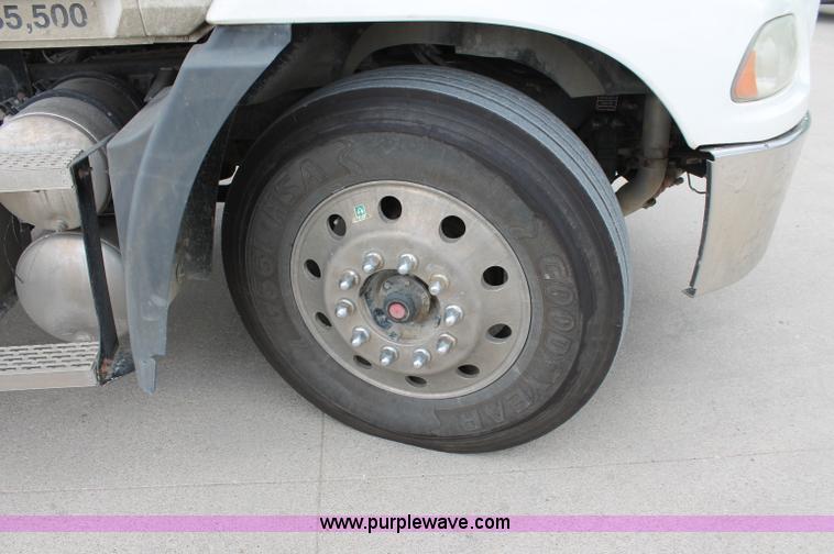 image for item D4011 2004 Mack CX613 semi truck