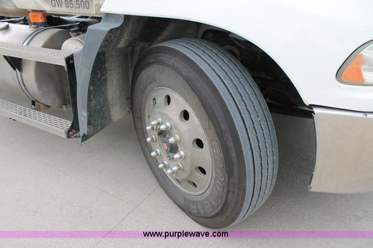 image for item D4011 2004 Mack CX613 semi truck