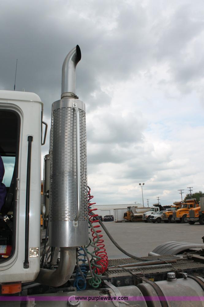 image for item D4011 2004 Mack CX613 semi truck