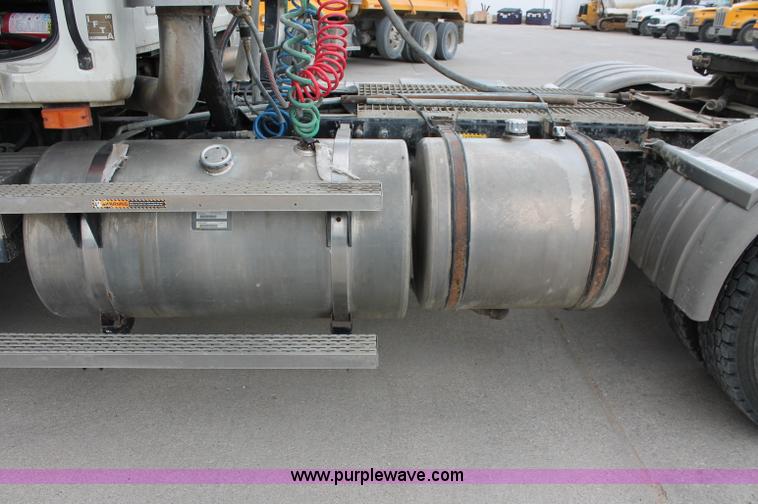 image for item D4011 2004 Mack CX613 semi truck