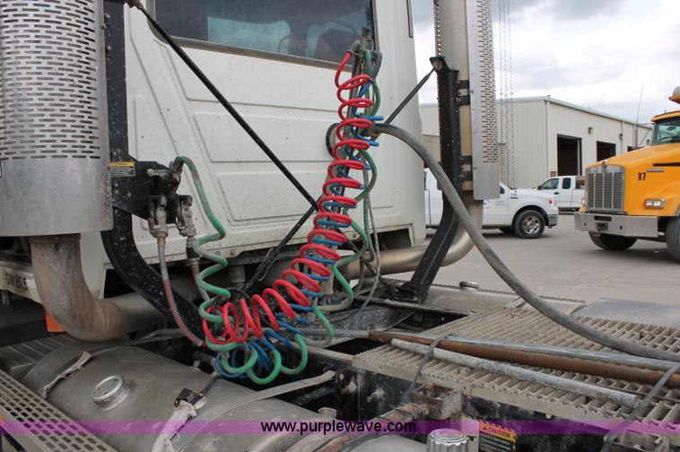 image for item D4011 2004 Mack CX613 semi truck