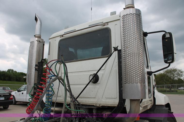 image for item D4011 2004 Mack CX613 semi truck