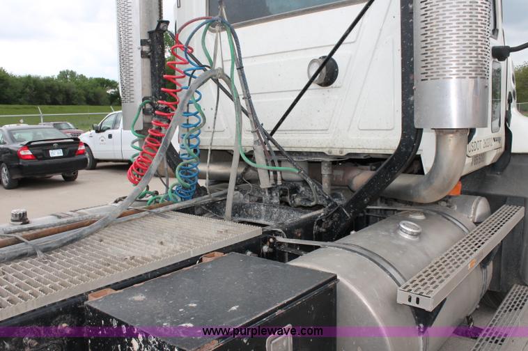 image for item D4011 2004 Mack CX613 semi truck