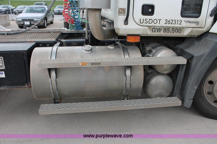 image for item D4011 2004 Mack CX613 semi truck