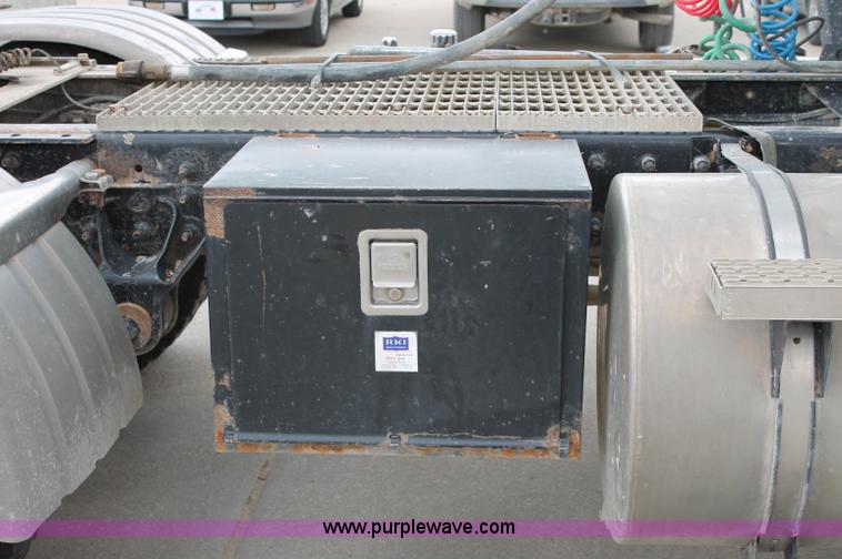 image for item D4011 2004 Mack CX613 semi truck