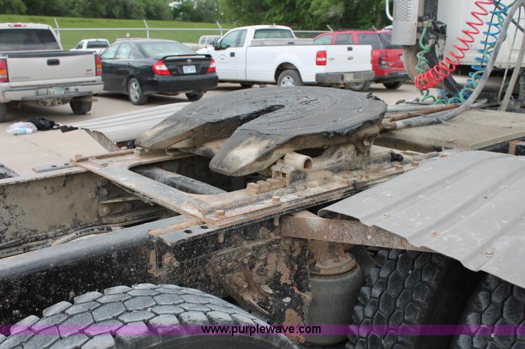 image for item D4011 2004 Mack CX613 semi truck