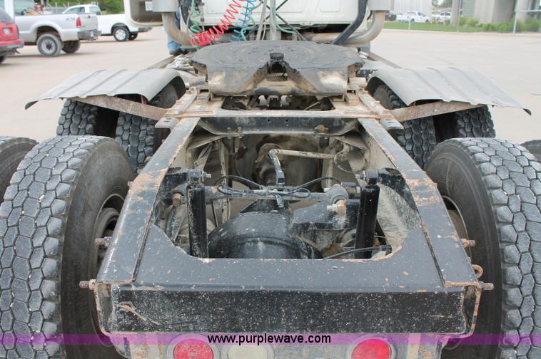 image for item D4011 2004 Mack CX613 semi truck