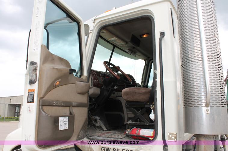 image for item D4011 2004 Mack CX613 semi truck