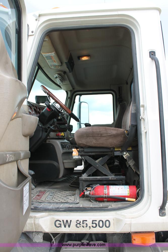 image for item D4011 2004 Mack CX613 semi truck