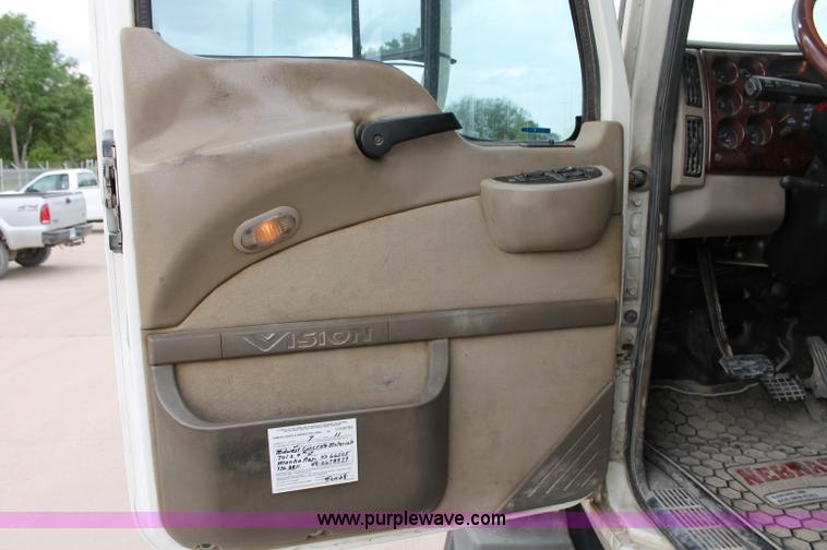 image for item D4011 2004 Mack CX613 semi truck