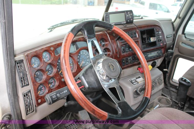 image for item D4011 2004 Mack CX613 semi truck