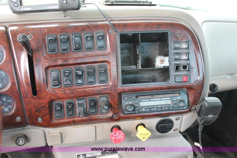 image for item D4011 2004 Mack CX613 semi truck