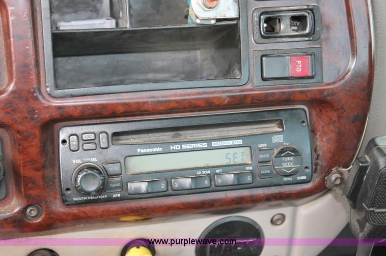 image for item D4011 2004 Mack CX613 semi truck