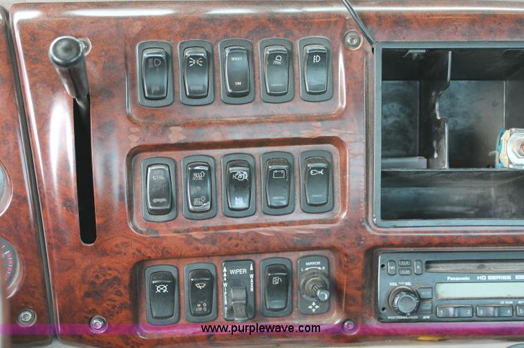 image for item D4011 2004 Mack CX613 semi truck