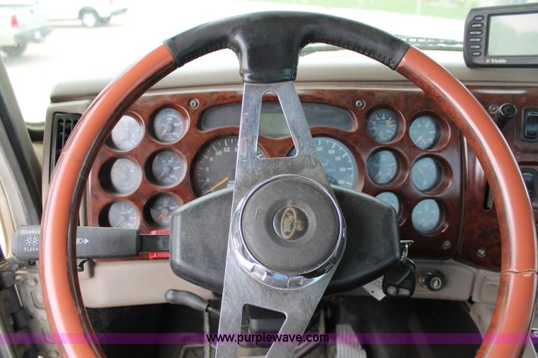 image for item D4011 2004 Mack CX613 semi truck