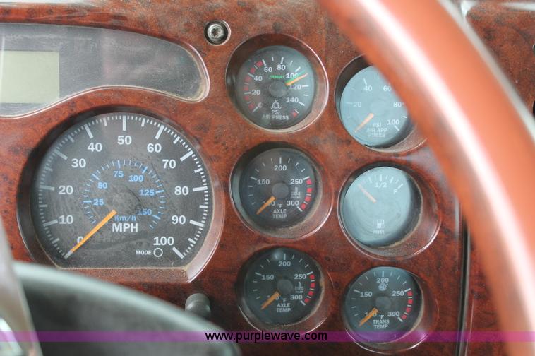 image for item D4011 2004 Mack CX613 semi truck