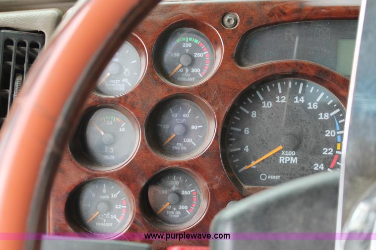 image for item D4011 2004 Mack CX613 semi truck