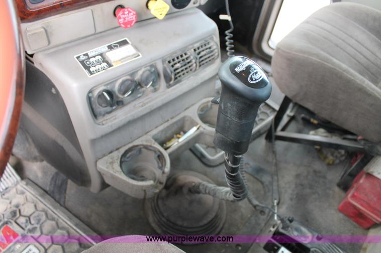 image for item D4011 2004 Mack CX613 semi truck