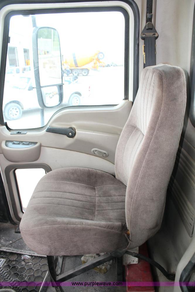 image for item D4011 2004 Mack CX613 semi truck