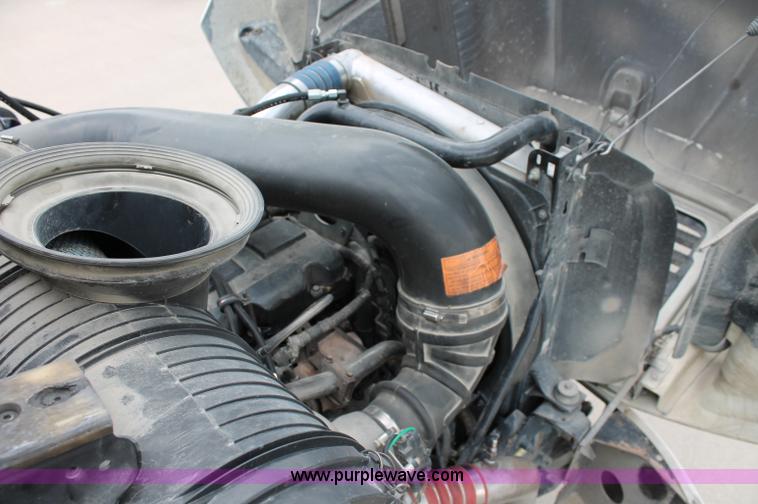 image for item D4011 2004 Mack CX613 semi truck