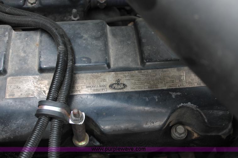 image for item D4011 2004 Mack CX613 semi truck