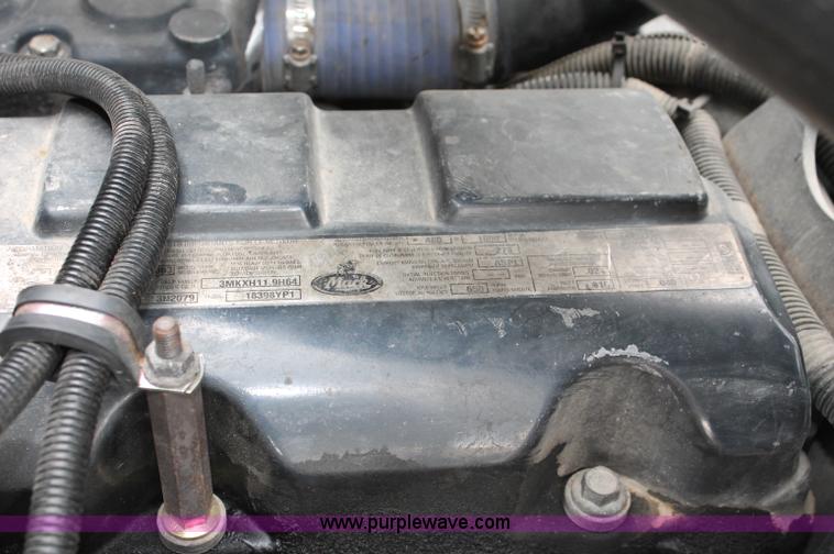 image for item D4011 2004 Mack CX613 semi truck