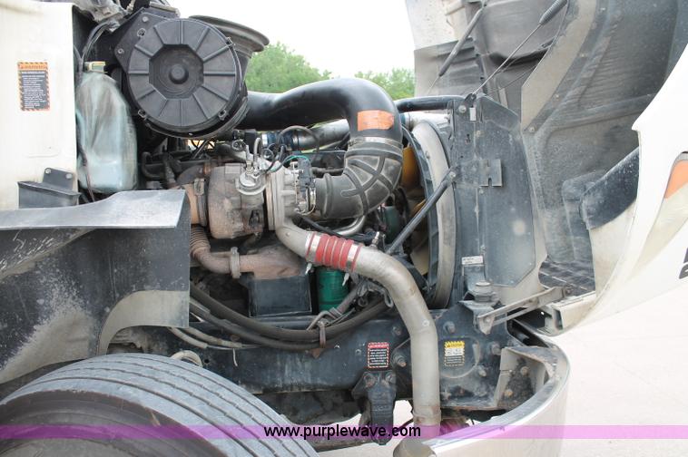 image for item D4011 2004 Mack CX613 semi truck