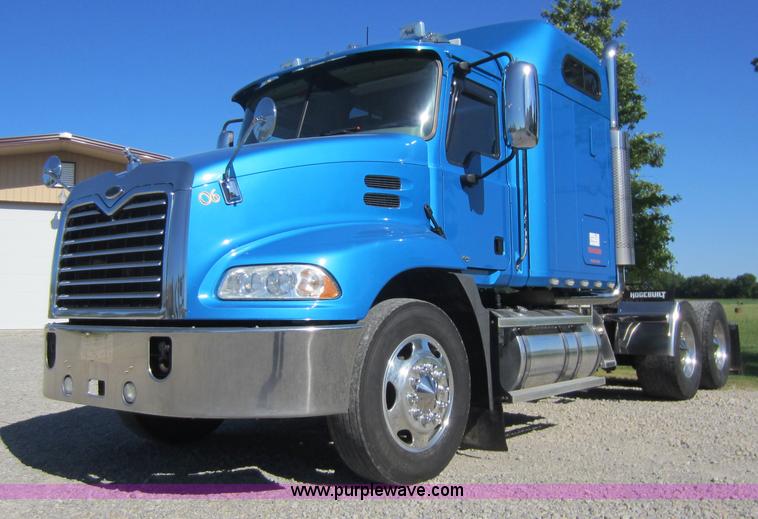image for item D5501 2006 Mack CXN613 semi truck