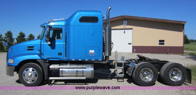 image for item D5501 2006 Mack CXN613 semi truck