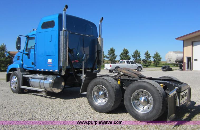 image for item D5501 2006 Mack CXN613 semi truck