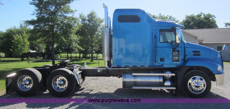 image for item D5501 2006 Mack CXN613 semi truck