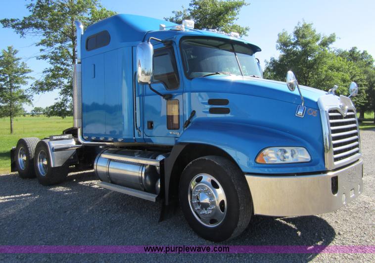 image for item D5501 2006 Mack CXN613 semi truck