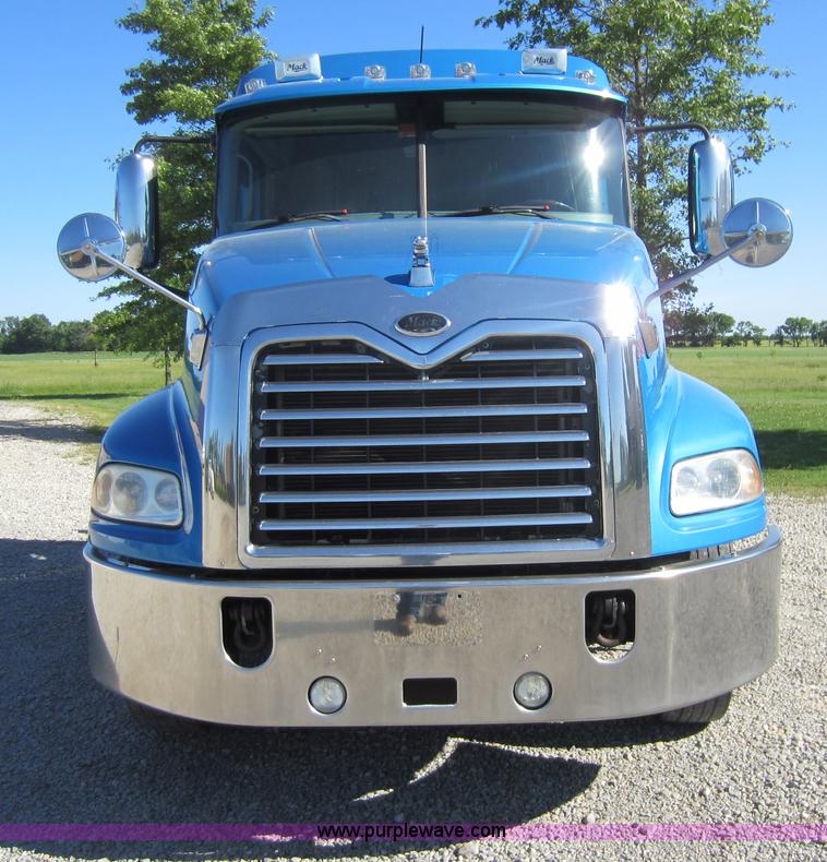 image for item D5501 2006 Mack CXN613 semi truck
