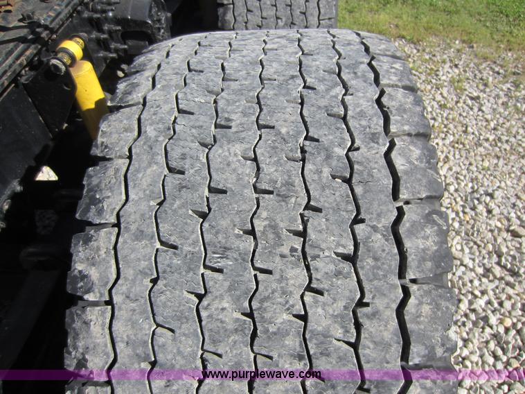 image for item D5501 2006 Mack CXN613 semi truck