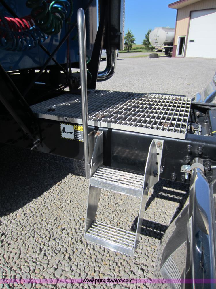 image for item D5501 2006 Mack CXN613 semi truck