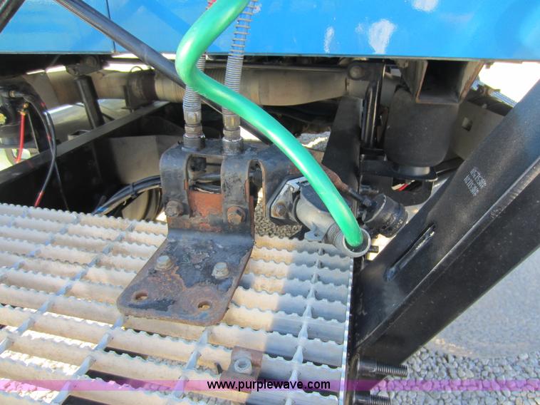 image for item D5501 2006 Mack CXN613 semi truck