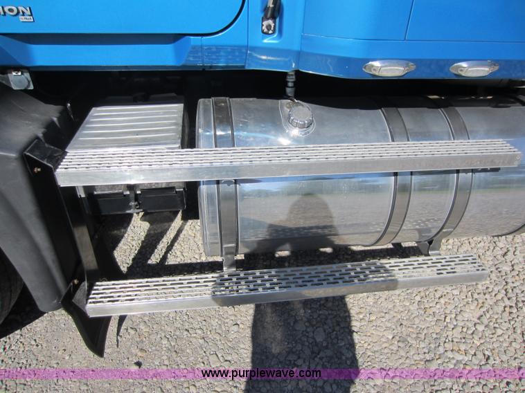 image for item D5501 2006 Mack CXN613 semi truck