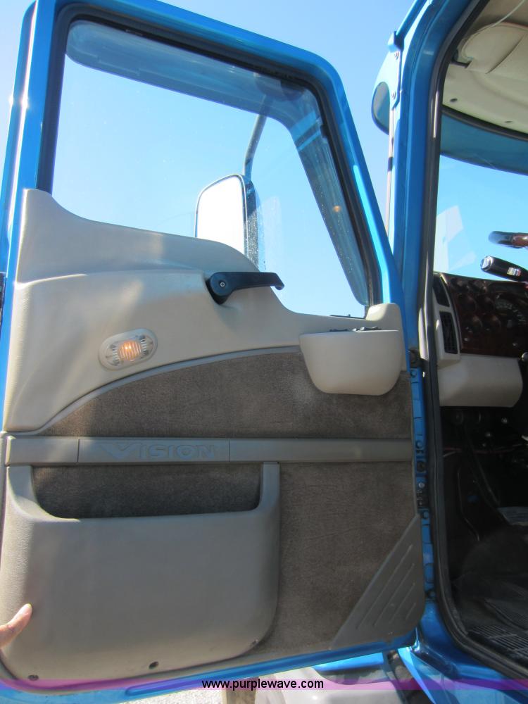 image for item D5501 2006 Mack CXN613 semi truck