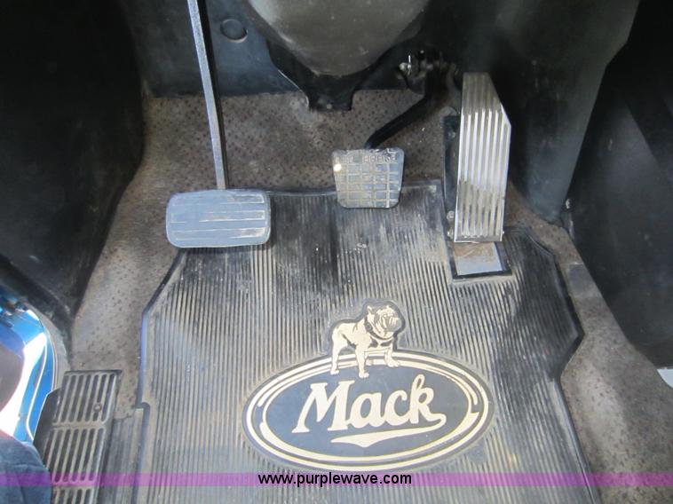 image for item D5501 2006 Mack CXN613 semi truck