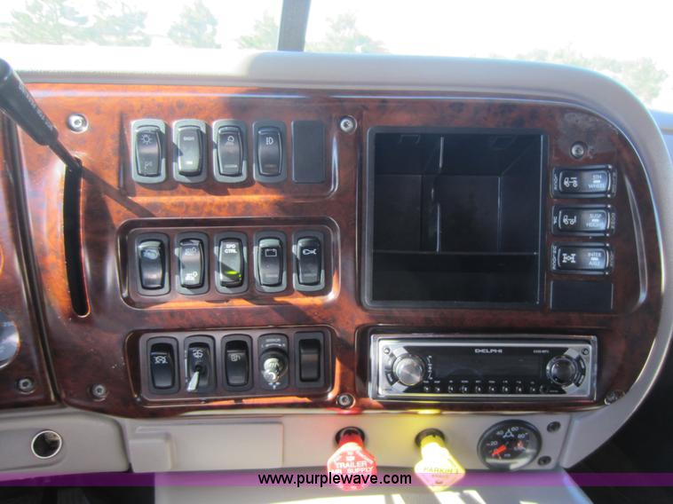 image for item D5501 2006 Mack CXN613 semi truck