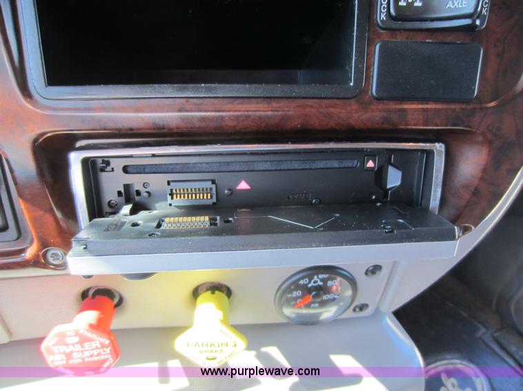 image for item D5501 2006 Mack CXN613 semi truck