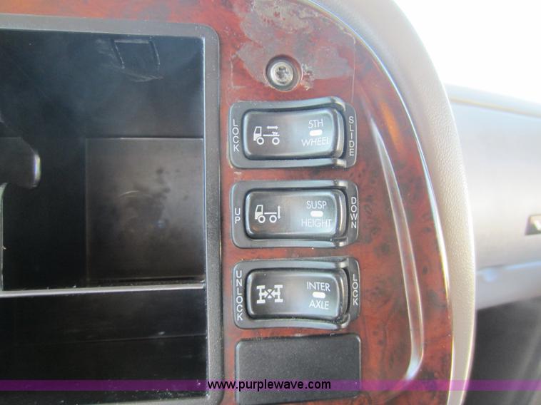 image for item D5501 2006 Mack CXN613 semi truck