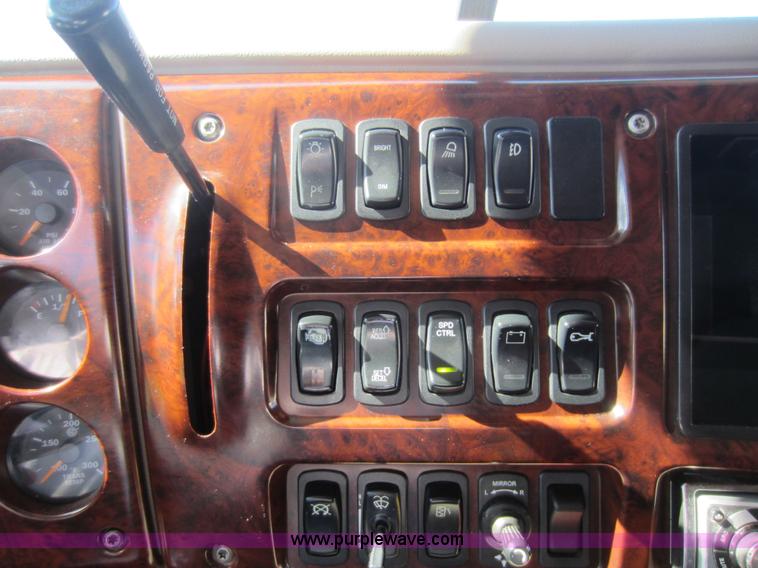 image for item D5501 2006 Mack CXN613 semi truck