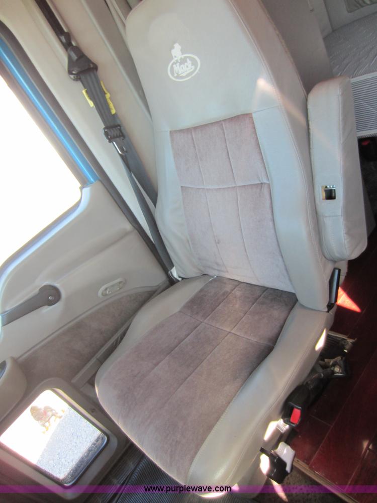 image for item D5501 2006 Mack CXN613 semi truck