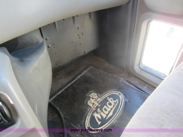 image for item D5501 2006 Mack CXN613 semi truck