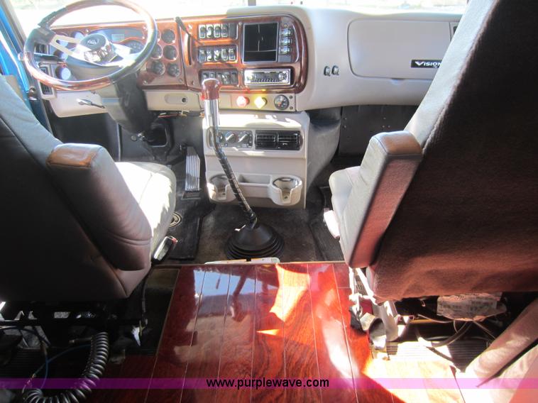 image for item D5501 2006 Mack CXN613 semi truck